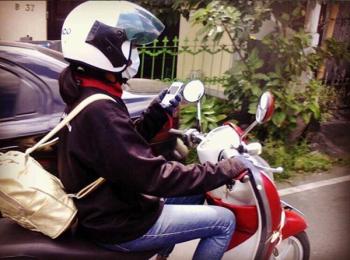 Sederet bahaya main HP ketika naik motor